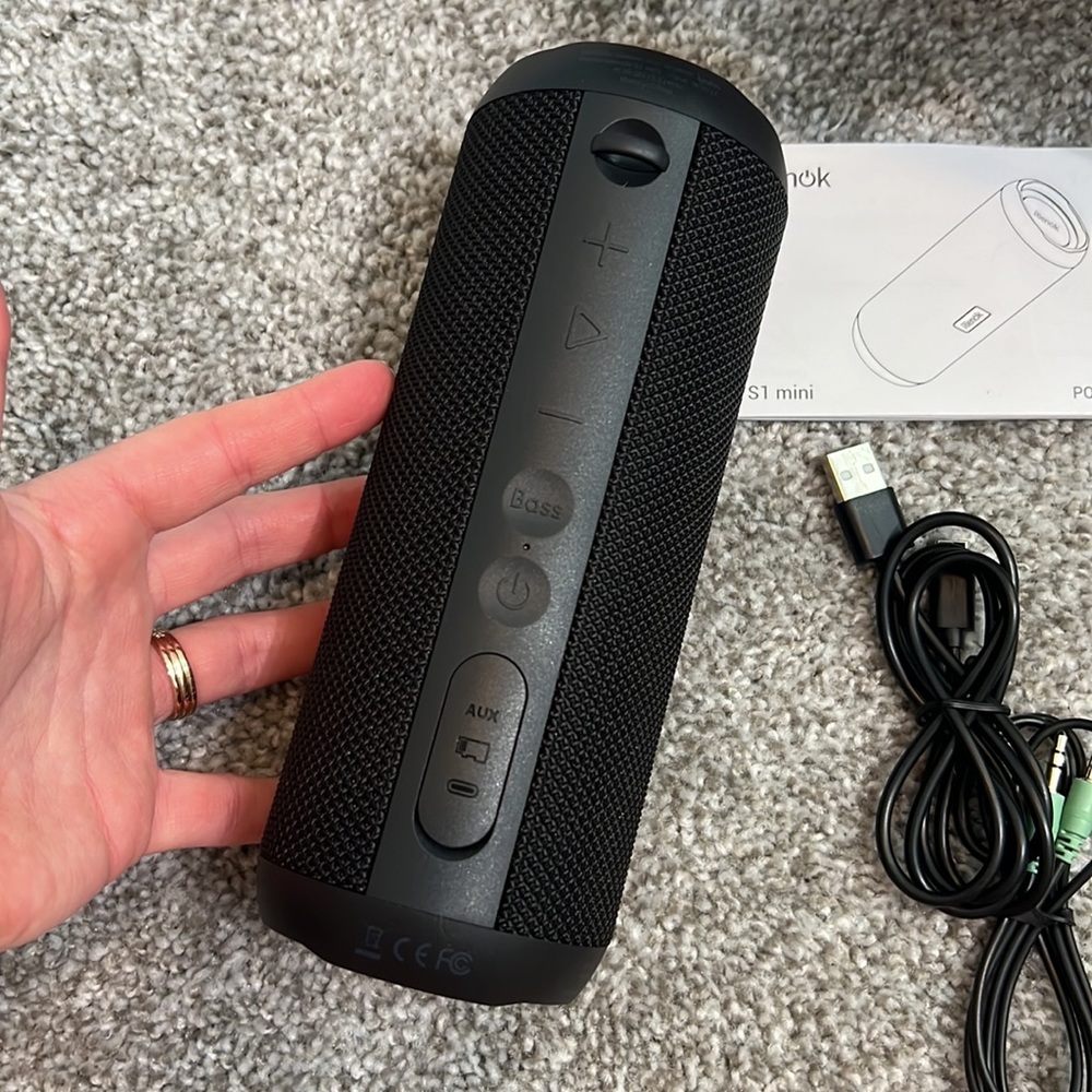 Rienok S1 Mini Black Waterproof Bluetooth Portable Speaker System - Picture 4 of 7